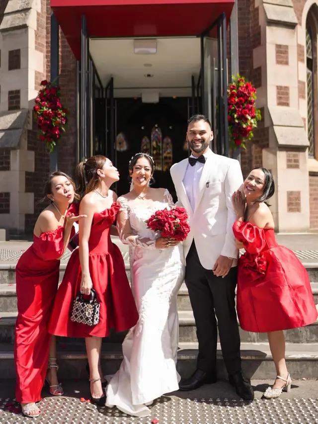 7 Potret Shandy Aulia Jadi Bridesmaid dengan Dress Merah Ini Tampil Curi Perhatian