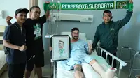 Robertino Pugliara bersama Bonek di Rumah Sakit Orthopedi dan Traumatologi, Surabaya, Selasa (16/10/2018). (Bola.com/Aditya Wany)