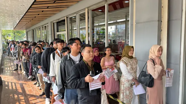 Ratusan peserta hadir untuk unjuk kemampuan menyanyi terbaik mereka dalam Audisi Terbuka D'Academy 7  di Kota Sidoarjo pada 27 April 2025
