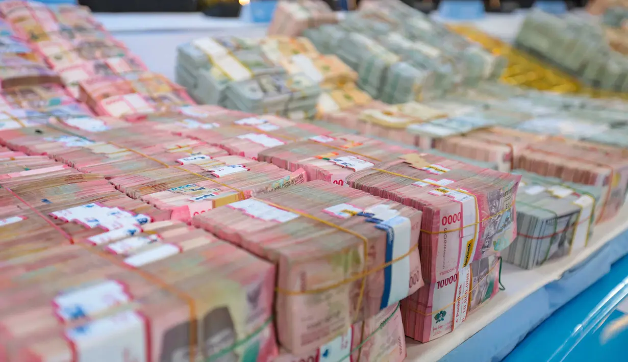 Barang bukti uang ratusan miliar rupiah di Mapolda Metro Jaya, Jakarta, Jumat (10/7/2026). (KLY/ Budi Santoso)