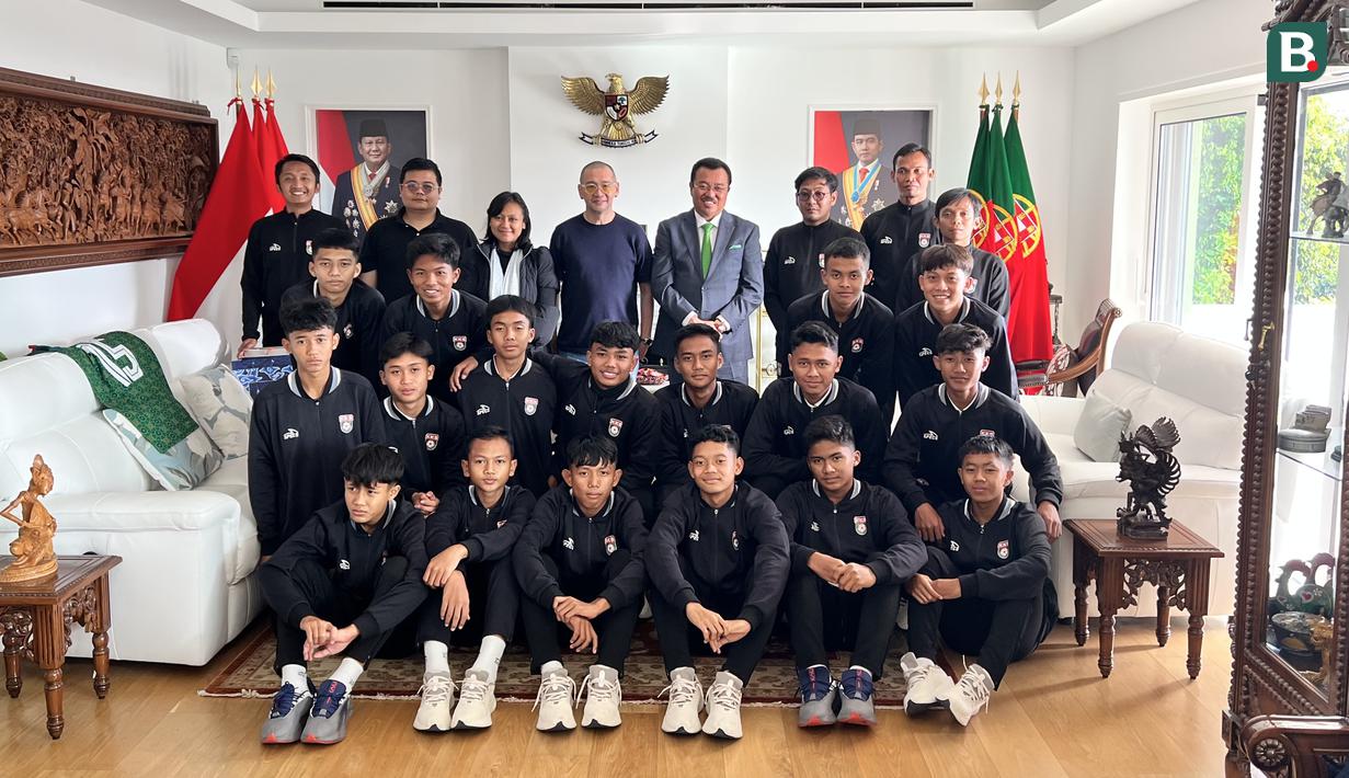 Anak-anak Indonesia yang tergabung dalam Korea-Korea Selecao (KKS) berfoto bersama Duta Besar Indonesia untuk Portugal, Rudy Alfonso, saat tiba di Kedutaan Besar RI untuk Portugal di Lisbon, Kamis (21/11/2024). (Bola.com/Bagaskara Lazuardi)