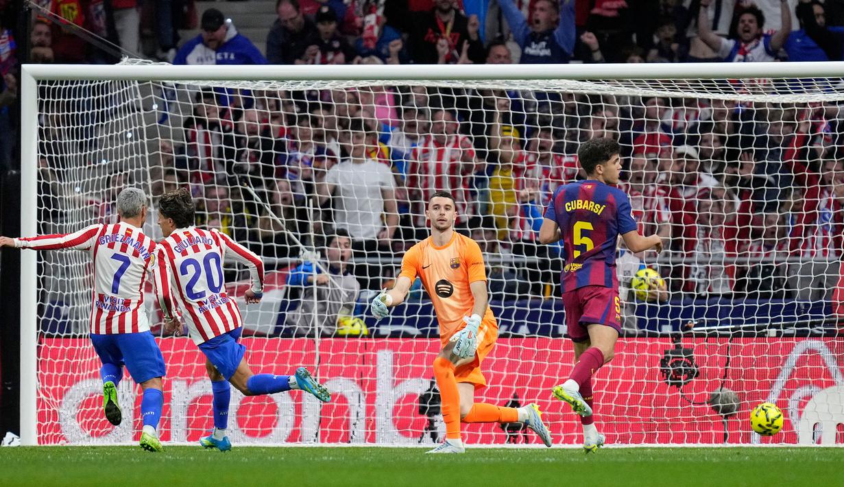 Blaugrana sempat tertinggal satu gol dari tuan rumah pada menit ke-39 melalui Guiliano Simeone. (AP Photo/Bernat Armangue)