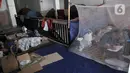 Aktivitas imigran pencari suaka saat berada di penampungan sementara di Kalideres, Jakarta, Rabu (18/12/2019). Listrik di penampungan sementara ini hanya menyala pada jam-jam tertentu saja. (merdeka.com/Iqbal Nugroho)