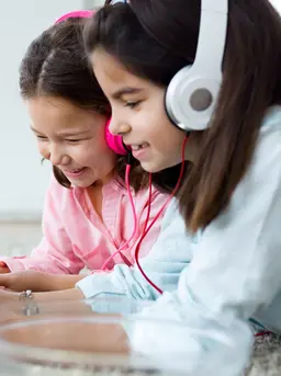 Di tengah derasnya arus informasi dan distraksi digital, membangun komunikasi yang hangat dengan anak menjadi tantangan tersendiri bagi orangtua. Notifikasi ponsel, pekerjaan yang tak ada habisnya, hingga rutinitas harian sering kali membuat percakapan dengan anak hanya sebatas formalitas. (foto/dok: freepik/nensuria)