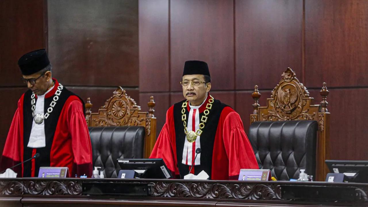 Suhartoyo berjanji untuk memperkuat dukungan penanganan konstitusi sekaligus meningkatkan motivasi sekaligus sense of belonging dari para pegawai MK.<br>