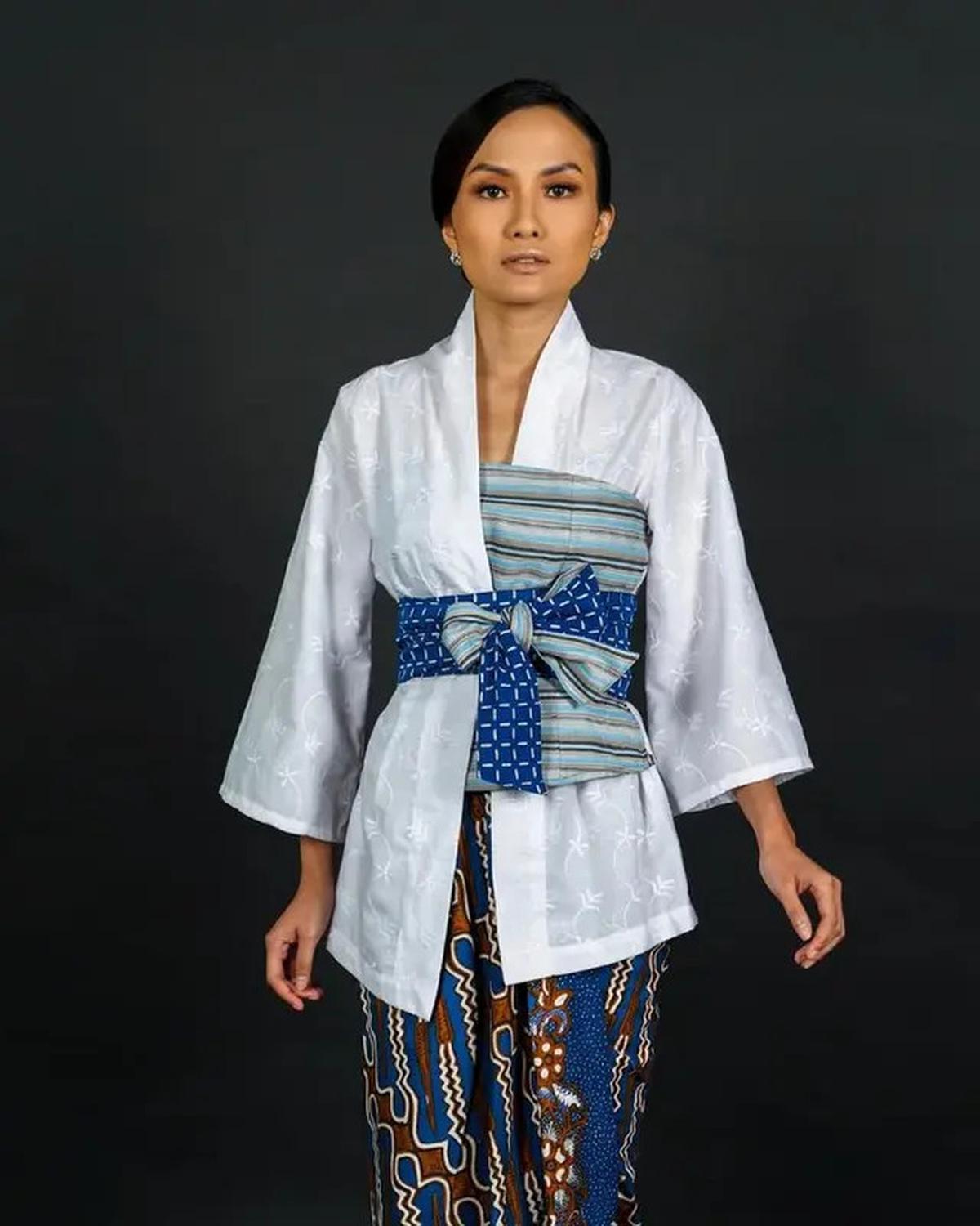 5 Model Baju Batik Kombinasi yang Wajib Dimiliki Wanita Stylish