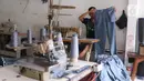 Pekerja menyelesaikan pembuatan seragam sekolah di usaha konveksi skala rumah tangga Kebayoran Lama, Jakarta, Kamis (9/7/2020). Pandemi virus corona COVID-19 berdampak pada sepinya pesanan pembuatan seragam sekolah. (Liputan6.com/Angga Yuniar)