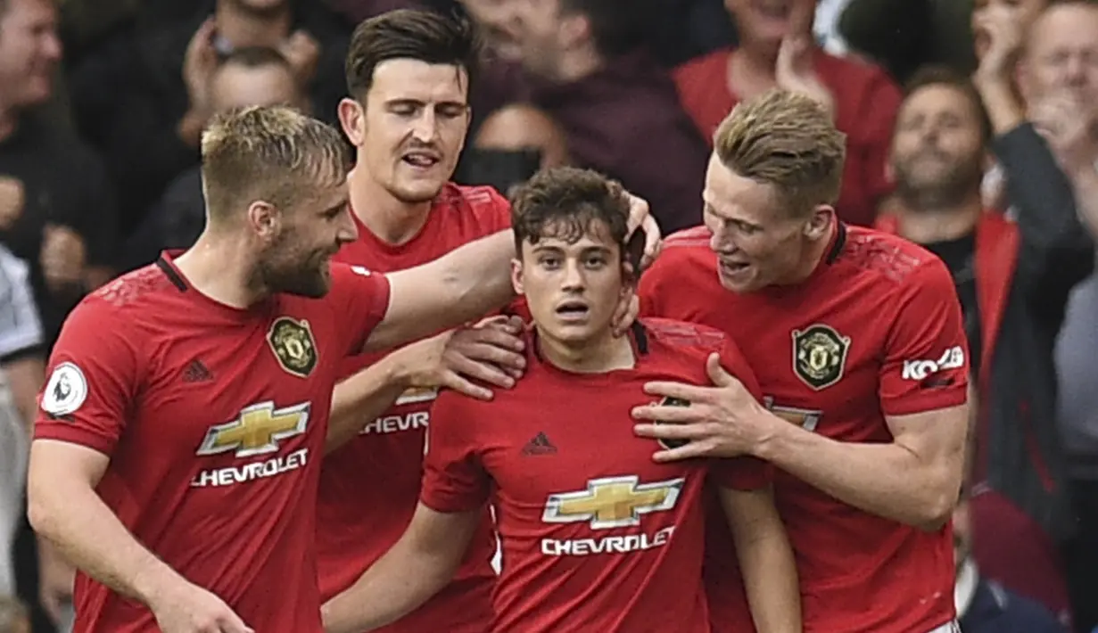 Daniel James (tengah) menjadi pemain pertama yang terkena dampak kepulangan sang bintang, Cristiano Ronaldo. Lini serang Setan Merah yang semakin padat, membuatnya dikabarkan akan dipinjamkan ke Leeds United untuk menambah jam bermainnya. (Foto: AFP/Oli Scarff)