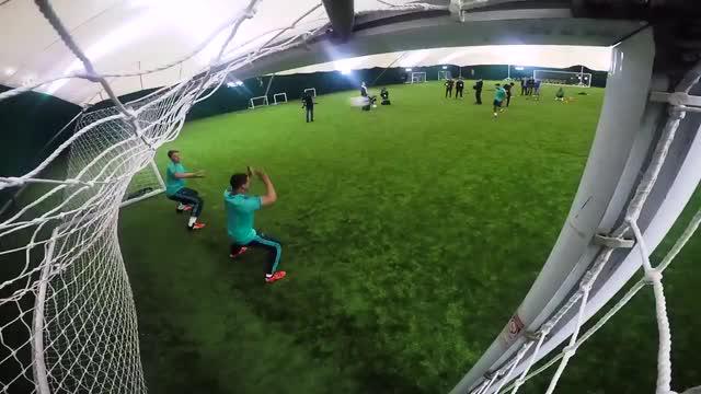 Video permainan tantangan antara Diego Costa striker Chelsea melawan 2 kiper yang diperankan oleh staf klub Chelsea. 