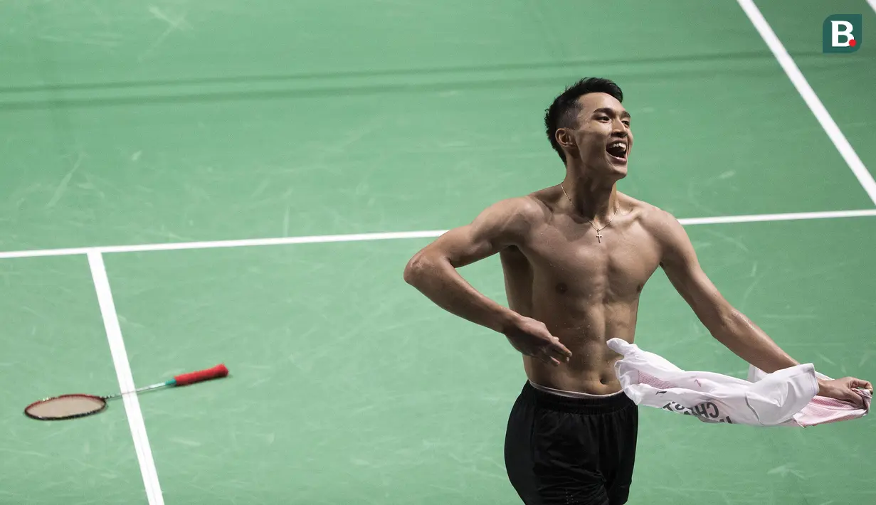 Pebulutangkis Indonesia, Jonatan Christie, melakukan selebrasi usai menaklukkan wakil China Taipei, Chou Tien Chen, pada final tunggal putra bulutangkis di Istora Senayan, Selasa (28/8/2018). Jonatan menang 21-18, 20-22, 21-15. (Bola.com/Peksi Cahyo)