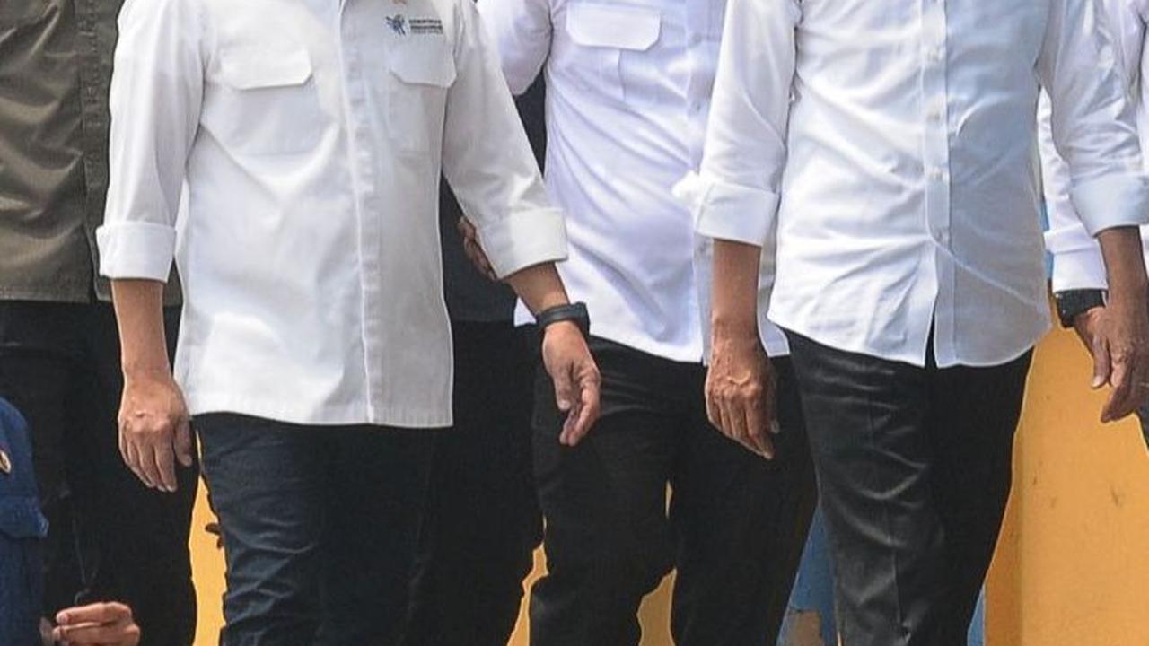 Bantuan tersebut akan disalurkan melalui Bulog agar masyarakat tidak terdampak dari kenaikan harga beras. Bantuan itu diberikan mulai September hingga November.