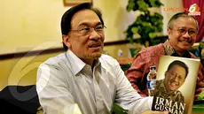 Anwar Ibrahim menerima cinderamata berupa buku hasil tulisan ketua DPD, Irman Gusman (Liputan6.com/Andrian M Tunay)