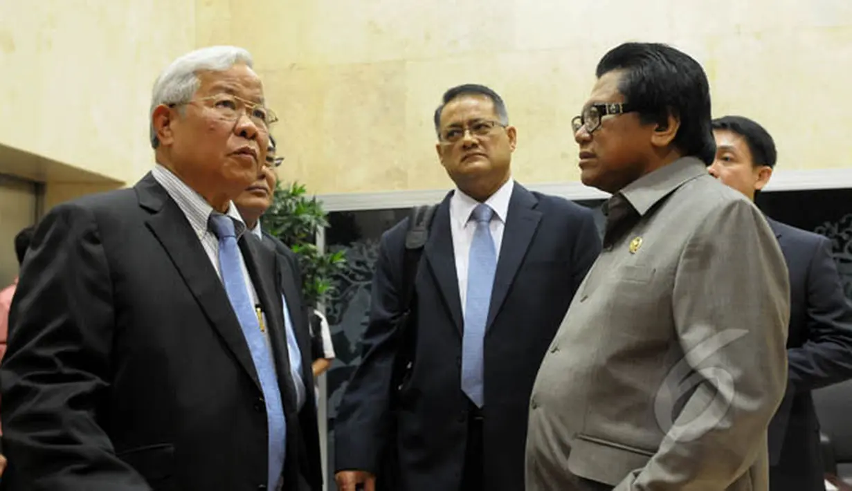 Wakil Ketua MPR Oesman Sapta (kanan) berbincang dengan Menteri Pembangunan Infrastruktur dan Komunikasi Sarawak, Malaysia, Dato Seri Michael Manyin Anak Jawong di Ruang Delegasi Pimpinan MPR RI, Jakarta, Rabu (11/2/2015). (Liputan6.com/Andrian M Tunay)