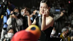 Aktris Korea Selatan Han Ye-ri berpose saat tiba menghadiri upacara pembukaan Festival Film Internasional Busan (BIFF) ke-27 di Busan Cinema Center di Busan, Korea Selatan, Rabu, 5 Oktober 2022. Han Ye-ri memesona dalam balutan gaun hitam. (AP Photo/Ahn Young Joon)