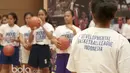 Basketball Clinic bersama DBL Academy merupakan bagian dari program pendukung Honda Developmental Basketball League yang telah memasuki tahun kesepuluh yang dilaksanakan di Thamrin Nine, UOB Plaza, Jakarta, (7/3/2017). (Bola.com/Nicklas Hanotubun)