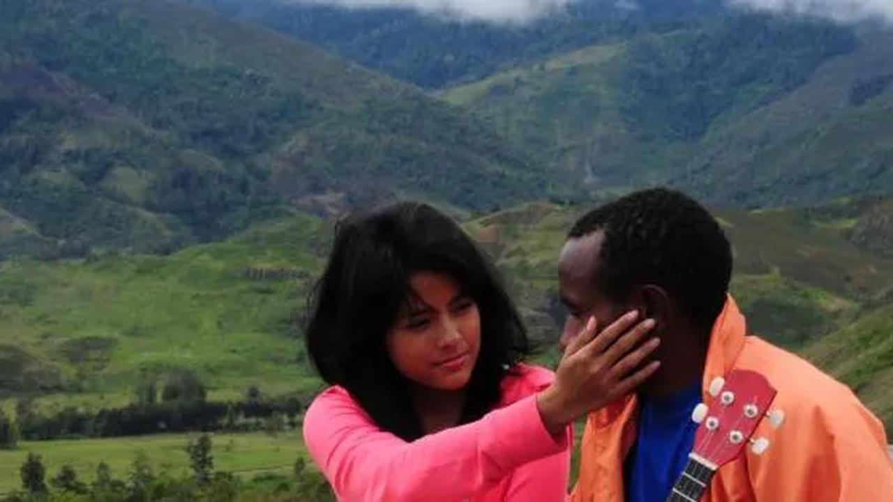 Syuting yang dilangsungkan di Papua Barat banyak menyorot pemandangan indah di sana. Sumber : Facebook.com