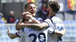 Ciro Immobile menambah catatan golnya ke gawang Genoa saat laga memasuki menit ke-63. Immobile berhasil menyambar bola hasil rebound tendangannya yang sempat diantisipasi kiper Genoa, Salvatore Sirigu. (LaPresse via AP/Tano Pecoraro)