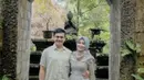 Sahrul Gunawan dan istrinya Dine Mutiara kerap tampil terkoordinasi dalam warna baru yang sama, termasuk saat honeymoon. [Foto: Instagram @sahrulgunawanofficial]