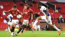 Pemain Crystal Palace, Jordan Ayew, berebut bola dengan pemain Manchester United, Victor Lindelof, pada laga Premier League di Stadion Old Trafford, Sabtu (19/9/2020). Setan Merah takluk dengan skor 1-3.  (Shaun Botterill/Pool via AP)