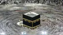 Ribuan jemaah Muslim mengelilingi Kakbah selama bulan haji di Masjidil Haram, Mekah, Arab Saudi pada 13 Agustus 2019. Pemerintah Arab Saudi pada hari Kamis, 27 Februari 2020 resmi menghentikan sementara izin umrah bagi seluruh negara, termasuk juga untuk Indonesia. (AP Photo/Amr Nabil)