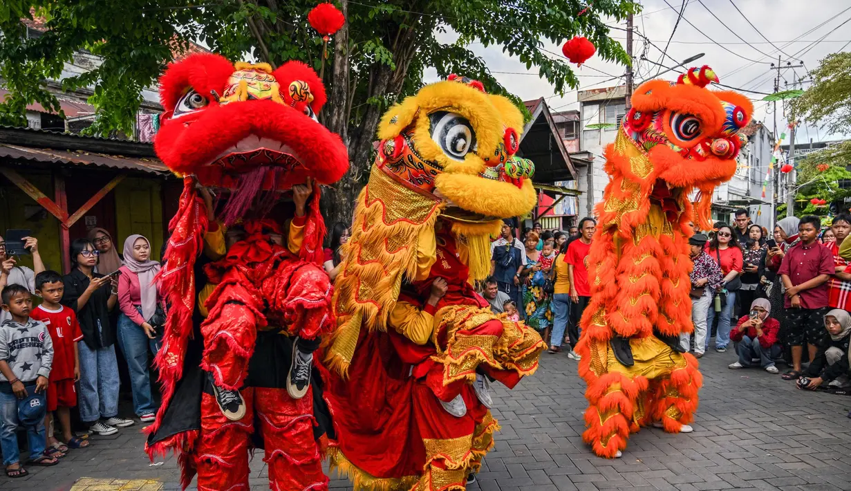 Para penari barongsai tampil di hadapan warga pada hari perayaan Tahun Baru Imlek di Kawasan Pecinan Surabaya, Jawa Timur pada Rabu 29 Januari 2025. (JUNI KRISWANTO/AFP)