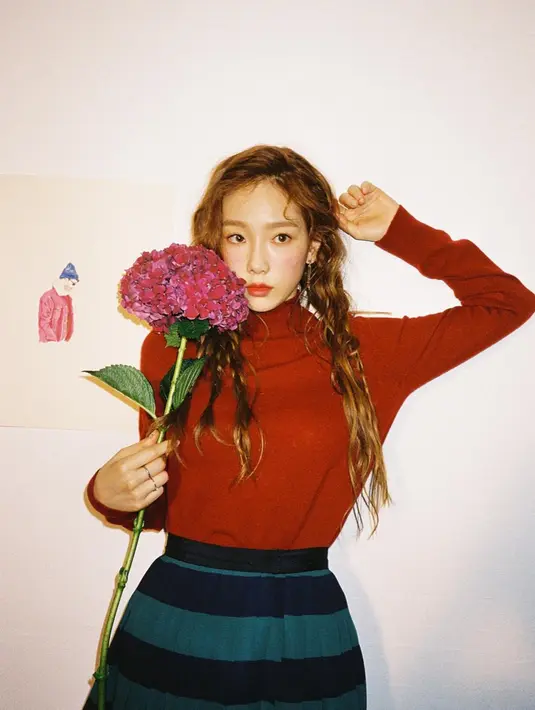 Taeyeon sukses bikin para fans makin jatuh hati dengan rambut kepang dua andalannya. Tak hanya peachy makeup yang membuat Taeyeon terlihat lebih muda, ternyata ada juga freckles makeup. Menolak tua pesona Taeyeon makin menjadi-jadi. (Liputan6.com/IG/@taeyeon_ss)