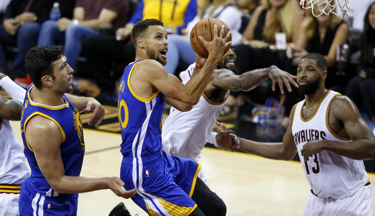 Aksi bintang Golden State Warriors, Stephen Curry (30) menerobos pertahanan Cleveland Cavaliers pada gim keempat Final NBA 2017 di Quicken Loans Arena, (9/6/2017).  (AP/Ron Schwane)