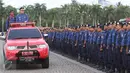 Mendagri Tjahjo Kumolo memeriksa barisan dalam acara Upacara Perayaan Ulang Tahun Damkar ke-98, Jakarta Pusat, Rabu (1/3). Upacara itu turut diikuti oleh sekitar 1.000 petugas serta menampilkan sejumlah demo pemadaman. (Liputan6.com/Immanuel Antonius)