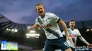 Penyerang Tottenham, Harry Kane melakukan selebrasi usai mencetak gol kegawang City pada lanjutan liga Inggris di Stadion Etihad, (14/2). Tottenham menang tipis atas City dengan skor 2-1. (Reuters/Lee Smith)