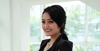 Sebagai salah satu pengisi dalam album kompilasi DanceDhut Nation 2016 yang mendapatkan rekor MURI, Siti Badriah mengaku bangga. (Deki Prayoga/Bintang.com)