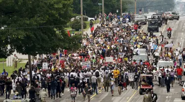 Ratusan orang turun ke jalan untuk memperingati satu tahun pembunuhan remaja kulit hitam yang tidak bersenjata, Michael Brown oleh polisi berkulit putih yang memicu kerusuhan besar, di Ferguson, New York, Minggu (9/8/2015). (REUTERS/Rick Wilking)