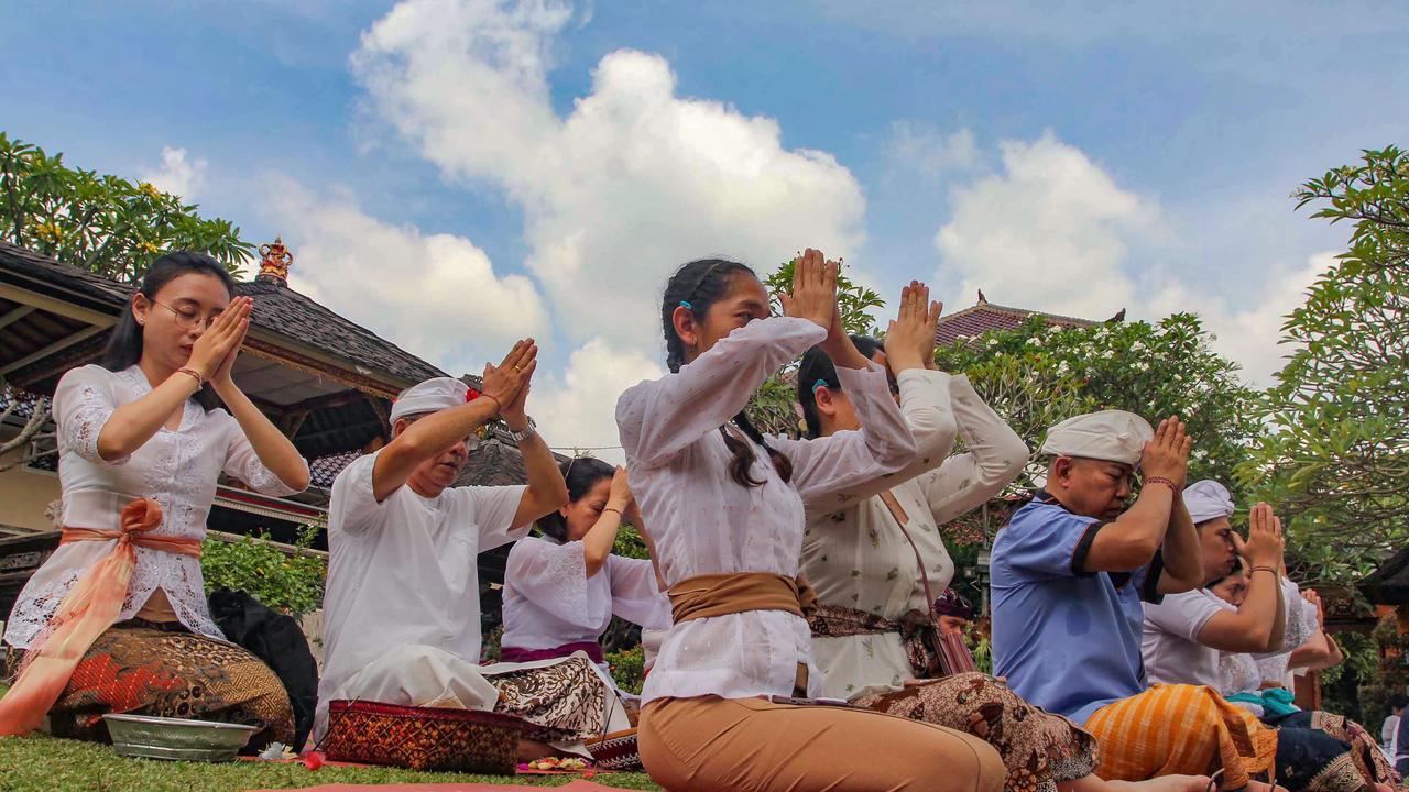 FOTO: Suasana Khusyuk Perayaan Galungan di Pura Cinere, Jakarta Selatan