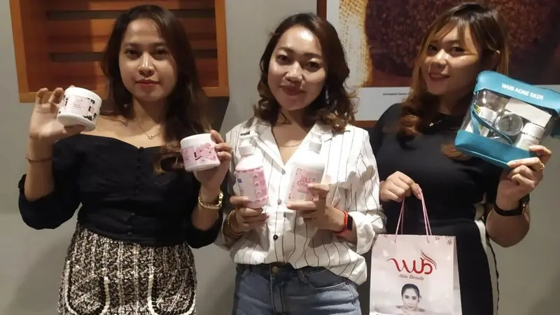 Berkat kegigihan mereka, Nilu Putu Ulan Dewi (24), Ni Kadek Dwi Puspita M (21) dan Nilu Mekayanti (23), kini sukses membangun bisnis membangun usaha produk kecantikan (Liputan6.com/Arfandi Ibrahim)
