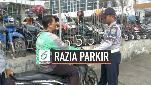 Pengemudi ojek online memprotes razia parkir liar yang digelar Dishub, sang pengemudi bealasan dirinya tengah menunggu penumpang. Dishub tetap melakukan razia tanpa mengindahkan protes dari sang pengemudi.