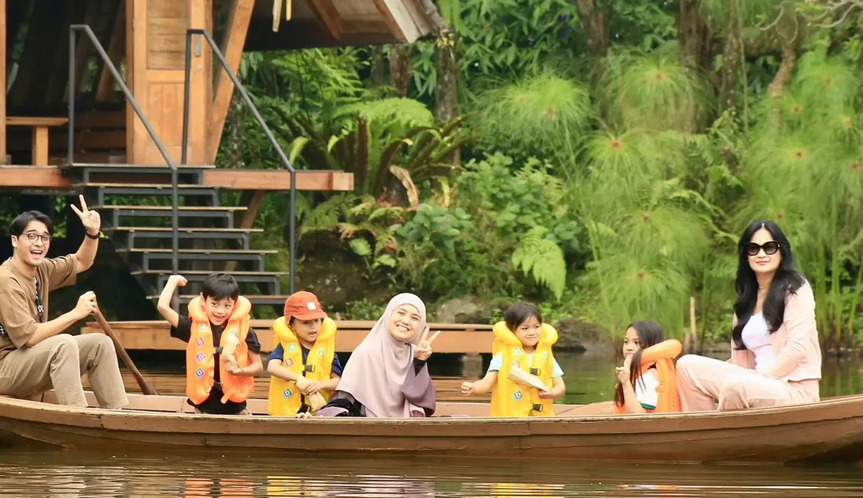 Donna Harun memang selalu terlihat dekat dengan anak-anaknya, apalagi ketika anaknya sudah berkeluarga dirinya pun kerap jalani liburan bareng bersama anak dan menantu. Dalam liburannya kali ini ia mengunjungi sebuah tempat bernama Dusun Bambu di Lembang, Bandung. (Liputan6.com/IG/@donnaharunofficial)