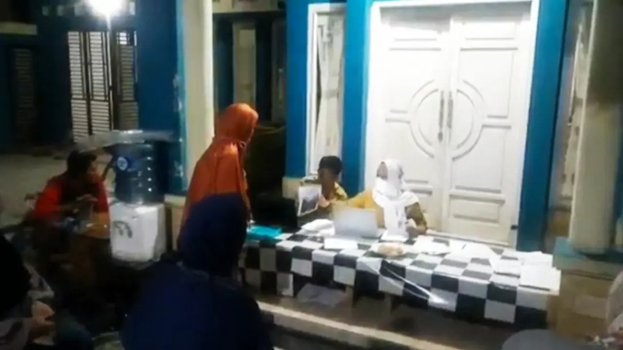 Ratusan warga Desa Mediasari, Kecamatan Cineam, Kabupaten Tasikmalaya, Jawa Barat yang berprofesi petani, terpaksa melaksanakan vaksinasi malam hari.