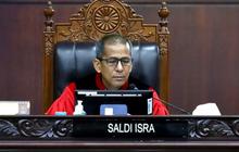 Hakim MK Saldi Isra: Politisasi Bansos dan Ada Pesan 'Bersayap' Para Menteri