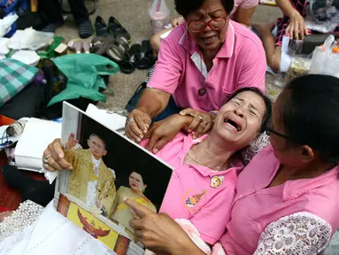 Kematian Raja Thailand Bhumibol Adulyadej di RS Siriraj membuat sejumlah warga menangis histeris, Bangkok, Thailand, Kamis (13/10). Bhumibol meninggal dunia pada usia 88 tahun, setelah sakit dalam beberapa tahun terakhir. (REUTERS / Chaiwat Subprasom)
