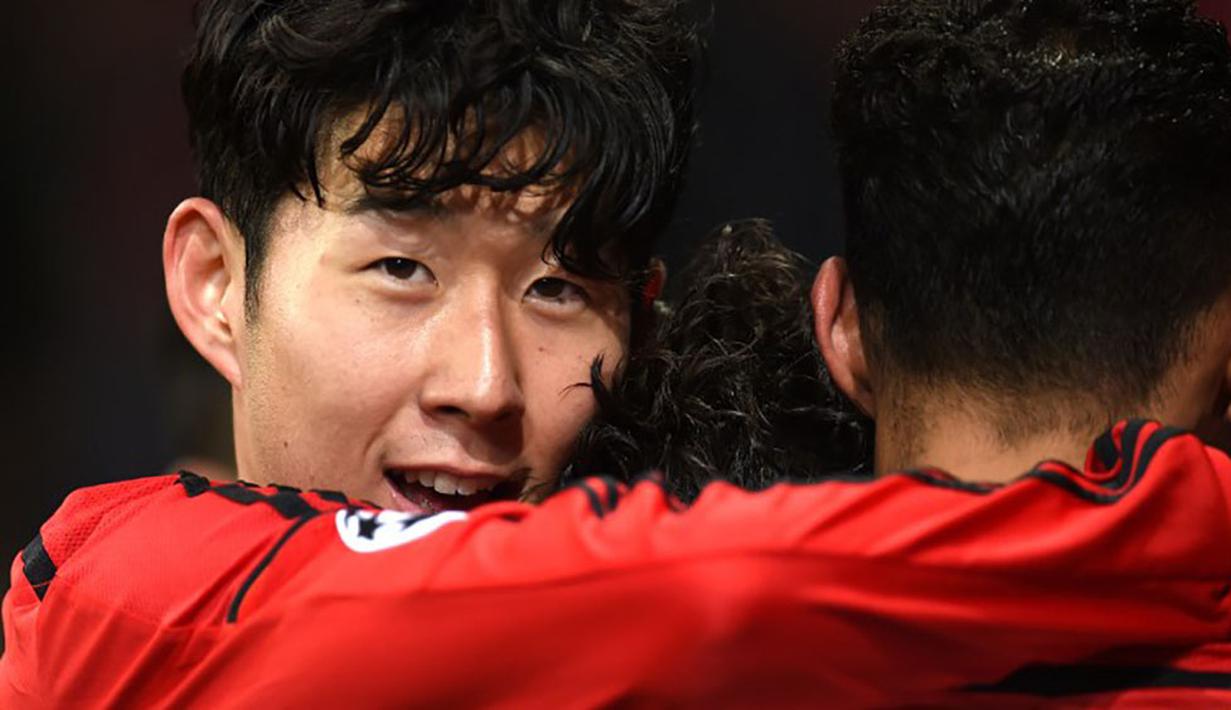 Heung Min Son merayakan gol yang dicetaknya pada laga Liga Champions di Leverkusen, Rabu (25/2/2015). Pemain asal Korsel itu akan melakoni debutnya  bersama Tottenham pada pekan ini. (AFP Photo/Patrik Stollarz)