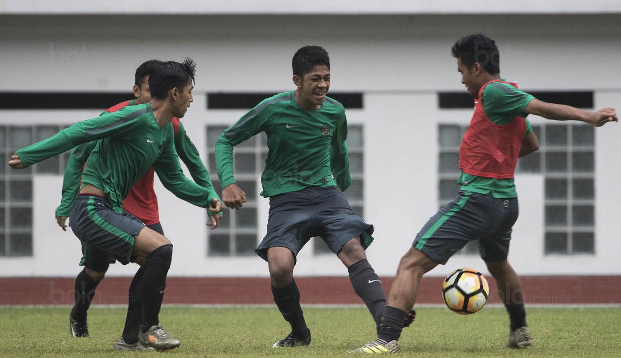 Bek Timnas Indonesia U-19, Irsan Lestaluhu, merebut bola saat latihan di Stadion Wibawa Mukti, Bekasi, Senin (16/10//2017). Persiapan ini dilakukan jelang kualifikasi Piala Asia U-19. (Bola.com/Vitalis Yogi Trisna)