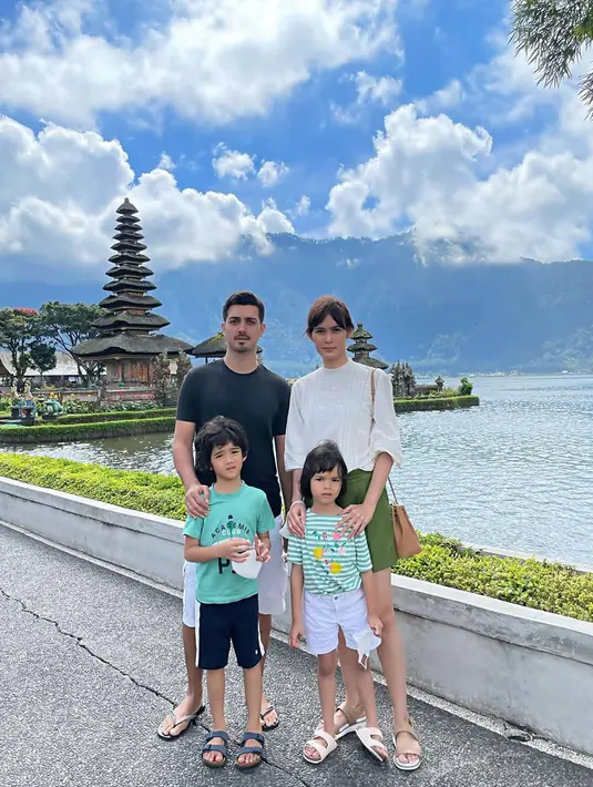 Menghabiskan waktu bersama buah hati, tentu akan menjadi kenangan indah bagi si kecil bersama orang tuanya. Kakak tiri dari Sean Galael ini pun hingga saat ini masih eksis dan sibuk di dunia akting. Di tengah kesibukannya dalam menjalani syuting film seperti Pengabdi Setan 2, selalu mendapat dukungan dari sang istri. (Liputan6.com/IG/@aialbar)