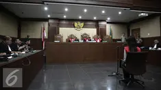 Terdakwa kasus pembunuhan Wayan Mirna Salihin, Jessica Kumala Wongso saat menjalani sidang perdana di PN Jakarta Pusat, Rabu (15/6). Dalam Sidang ini Jessica mengajukan eksepsi atau keberatan kepada majelis hakim. (Liputan6.com/Faizal Fanani)