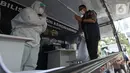 Menteri Parekraf Sandiaga Salahuddin Uno menyapa tenaga kesehatan pada acara pelepasan Mobil Vaksin Keliling, di Jakarta Rabu (10/11/2021). Mobil Vaksin yang merupakan bentuk kolaborasi RedDoorz dan Kemenparekraf akan menempuh Jakarta hingga Labuan Bajo. (Liputan6.com/Fery Pradolo)