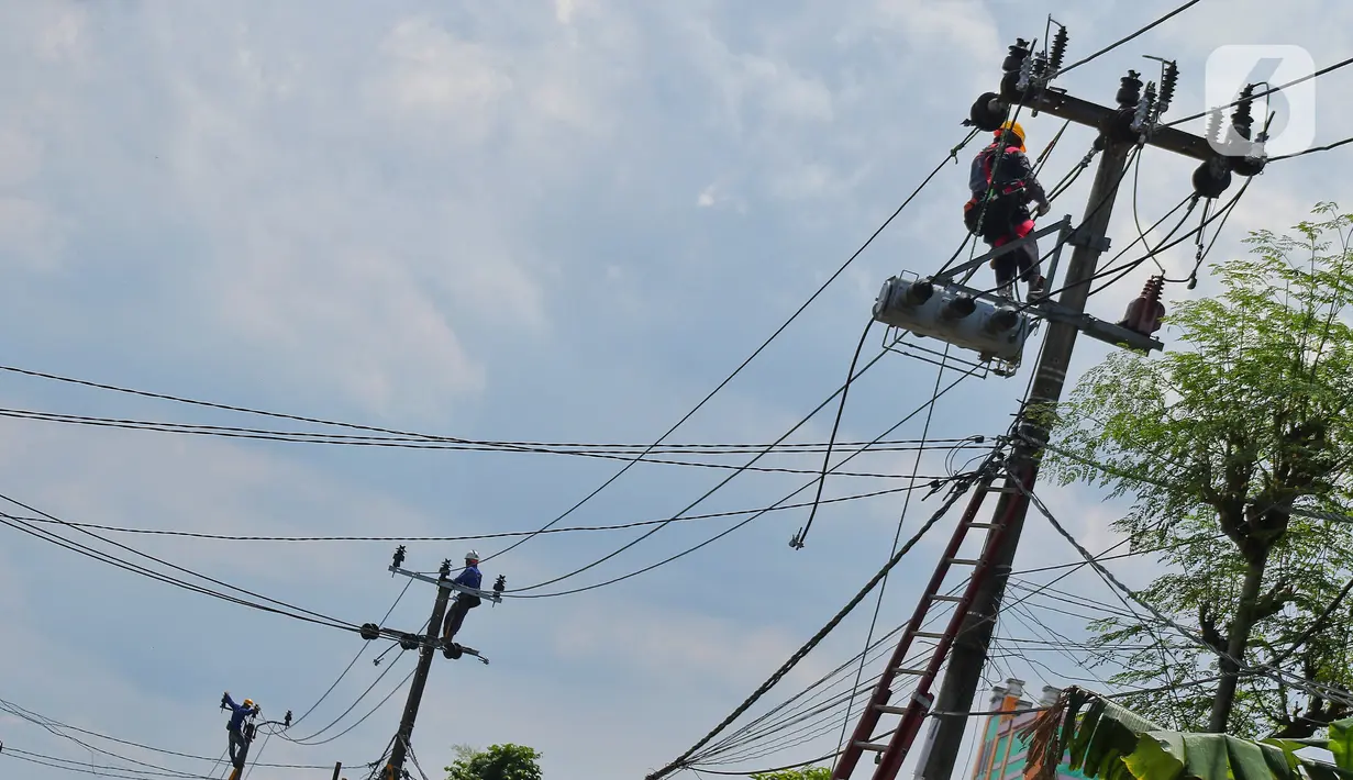 Petugas melakukan perawatan kabel listrik di kawasan Kosambi, Tangerang, Senin (9/1/2023). Pemerintah tidak menaikkan tarif listrik periode Januari hingga Maret 2023 untuk 13 golongan pelanggan non subsidi. (Liputan6.com/Angga Yuniar)