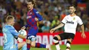Penyerang Barcelona, Antoine Griezmann, melepaskan tendangan ke gawang Valencia pada laga La Liga di Stadion Camp Nou, Sabtu (14/9). Barcelona menang 5-2 atas Valencia. (AP/Joan Monfort)
