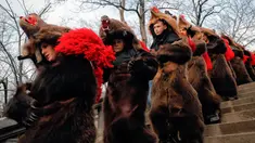 Sejumlah remaja mengenakan kostum beruang menari selama ritual tahunan di Piatra Neamt, Rumania Utara (28/12). Para peserta mengenakan kostum beruang untuk menangkal kejahatan di Tahun Baru. (AP Photo/Vadim Ghirda)