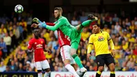 Kiper MU, David De Gea, berusaha menghalau bola serangan pemain Watford dalam laga Premier League di Stadion Vicarage Road, Minggu (18/9/2016). (Reuters/Eddie Keogh)