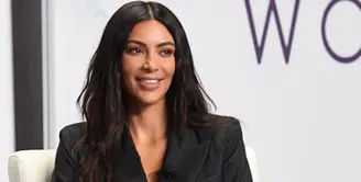 Hubungan Kim Kardashian dan ayah tirinya, Caitlyn Jenner belakangan ini memang sedang tersorot publik. Kim nampaknya semakin tak merespon apapun soal ayah tirinya yang melakukan transgender itu. (AFP/Bintang.com)