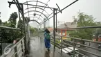 Seorang siswa melintasi jembatan penyeberangan orang (JPO) di Mampang, Jakarta, Selasa (17/1). JPO samping Kantor Pos Jalan Kapten Tendean, Mampang Prapatan kondisinya memprihatinkan dan butuh perbaikan. (Liputan6.com/Yoppy Renato)