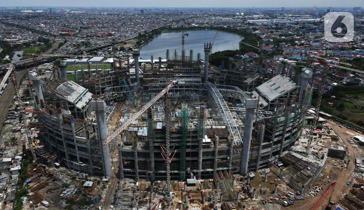 Foto areal menunjukan proyek pembangunan jakarta International Stadium (JIS) di kawasan Sunter, Jakarta, Selasa (2/2/2021). PT Jakarta Propertindo (Jakpro) menjelaskan JIS dibangun dengan dilengkapi beberapa fasilitas untuk menunjang kawasan olah raga terpadu ini. (merdeka.com/Imam Buhori)